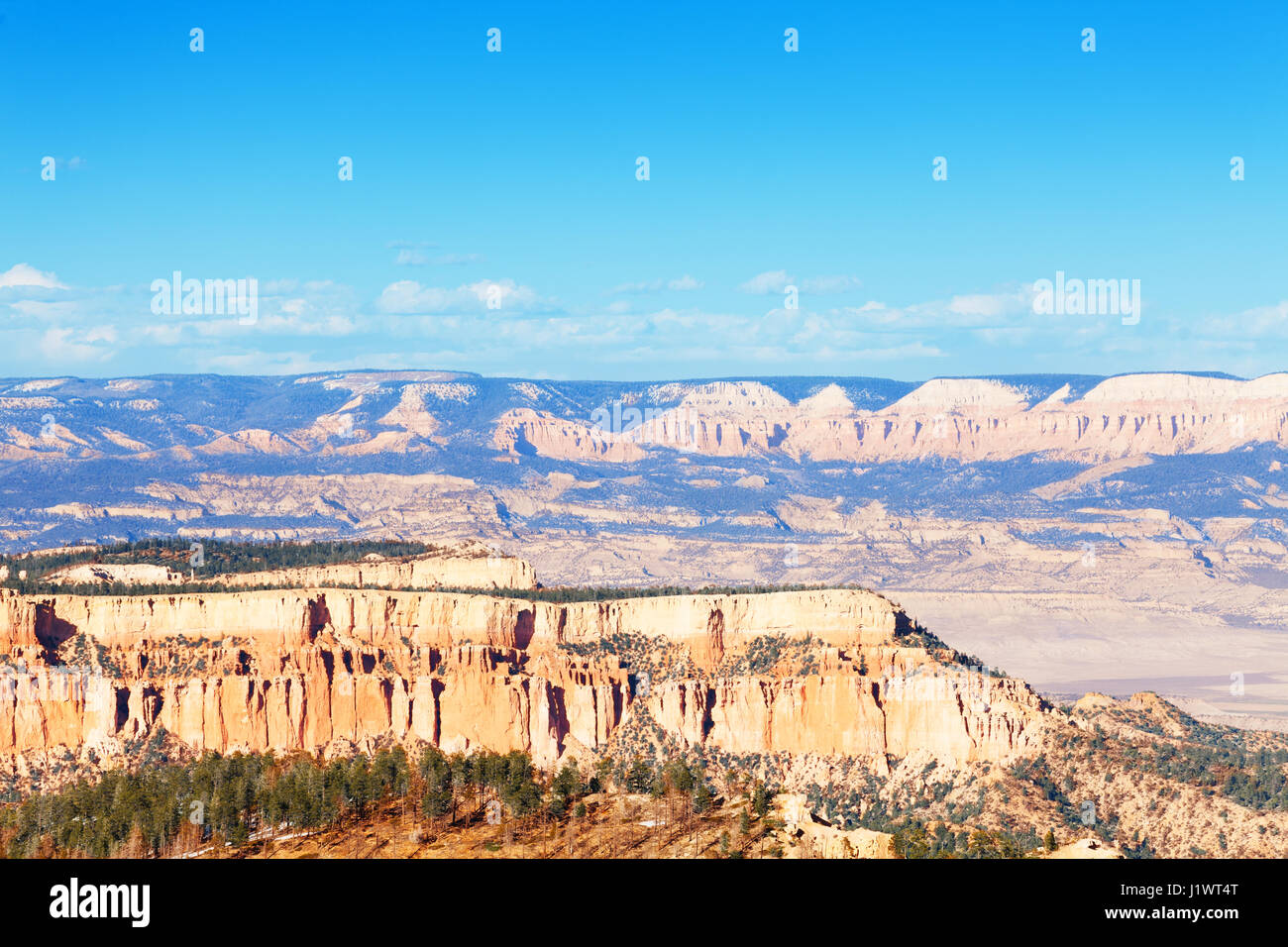Bella vista panoramica di arenaria parete di montagna del Parco Nazionale di Bryce Canyon dello Utah, Stati Uniti d'America Foto Stock