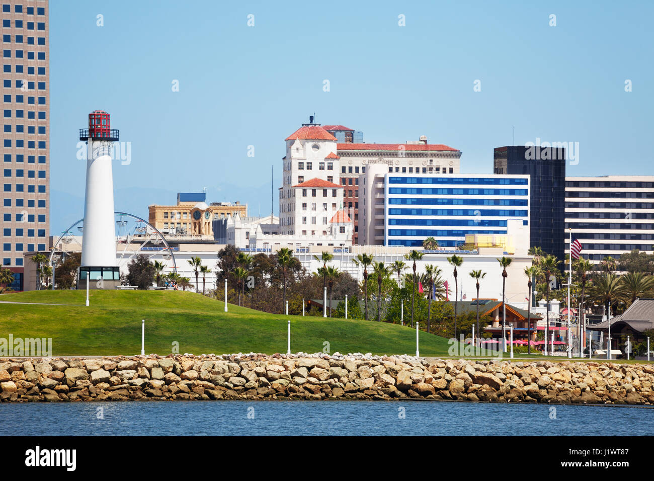 Paesaggio cittadino di Long Beach con il faro ad alta alzate, grattacieli e palme, STATI UNITI D'AMERICA Foto Stock