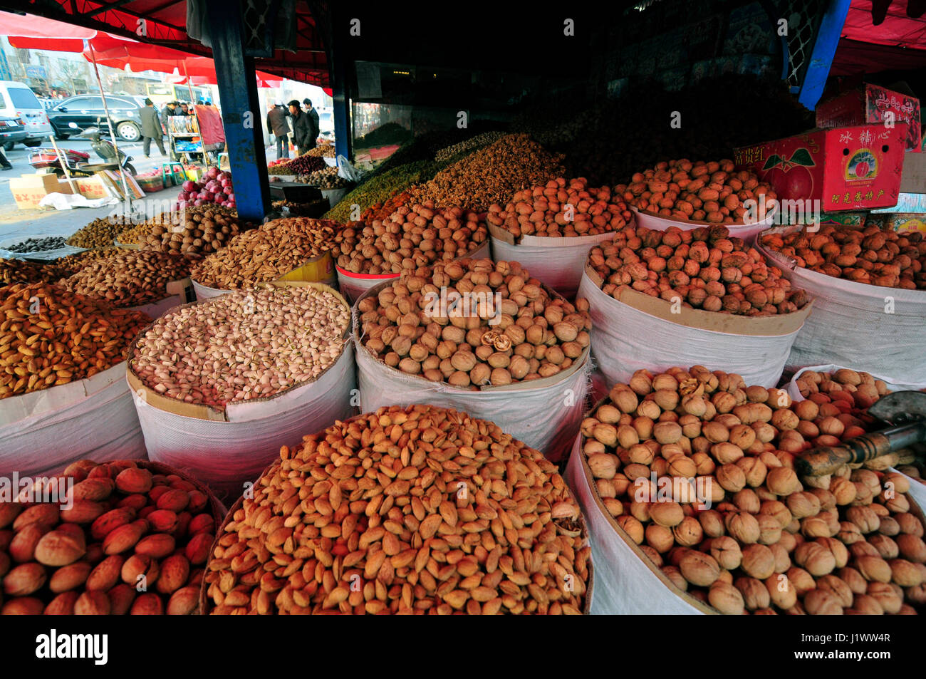 Frutta secca e noci venduti nella colorata e vivace dei mercati di Kashgar. Foto Stock