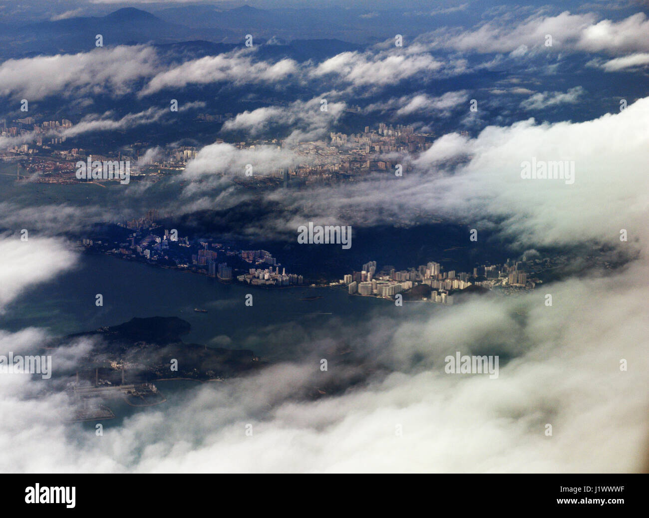 Una veduta aerea di Isola di Hong Kong con il lato sud e di Kowloon. Foto Stock
