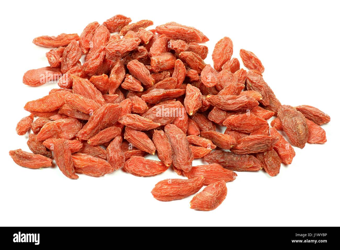 Essiccati goji bacche isolati su sfondo bianco Foto Stock