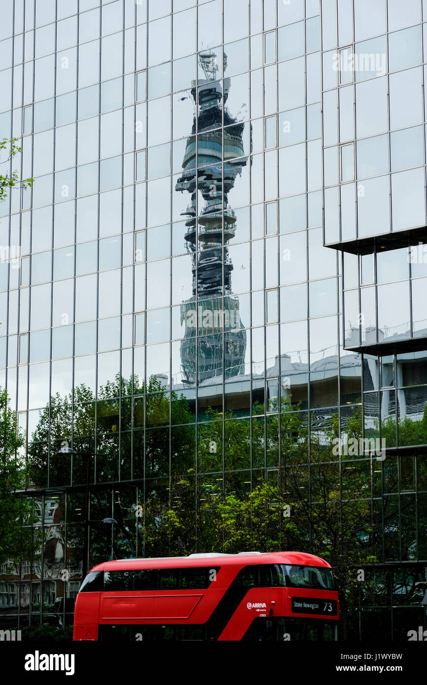 BT Tower riflessa al di sopra di London bus Foto Stock