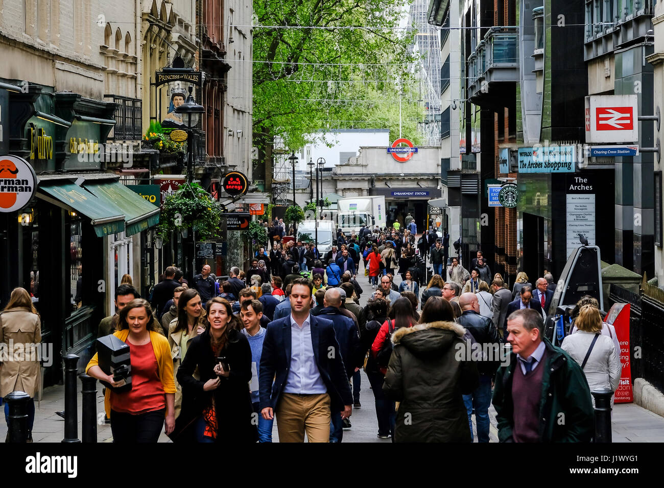 Embankment e Charing Cross Station Foto Stock