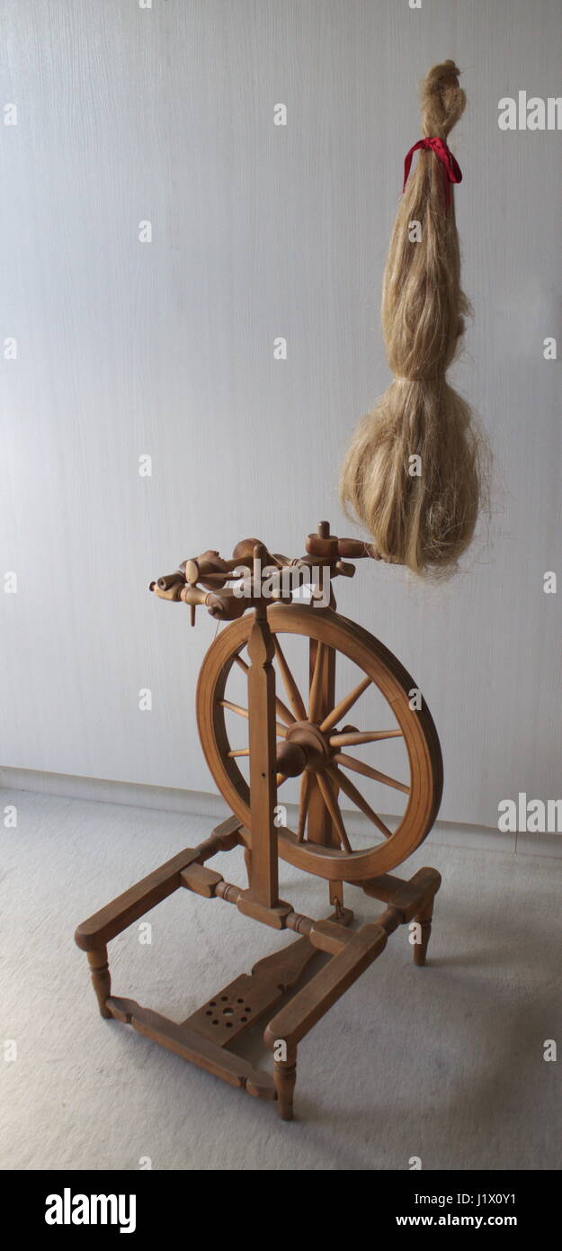 Altes Spinnrad mit Flachs aus dem frühen 20.Jahrhundert; vintage ruota di filatura del lino (inizio xx secolo ) Foto Stock