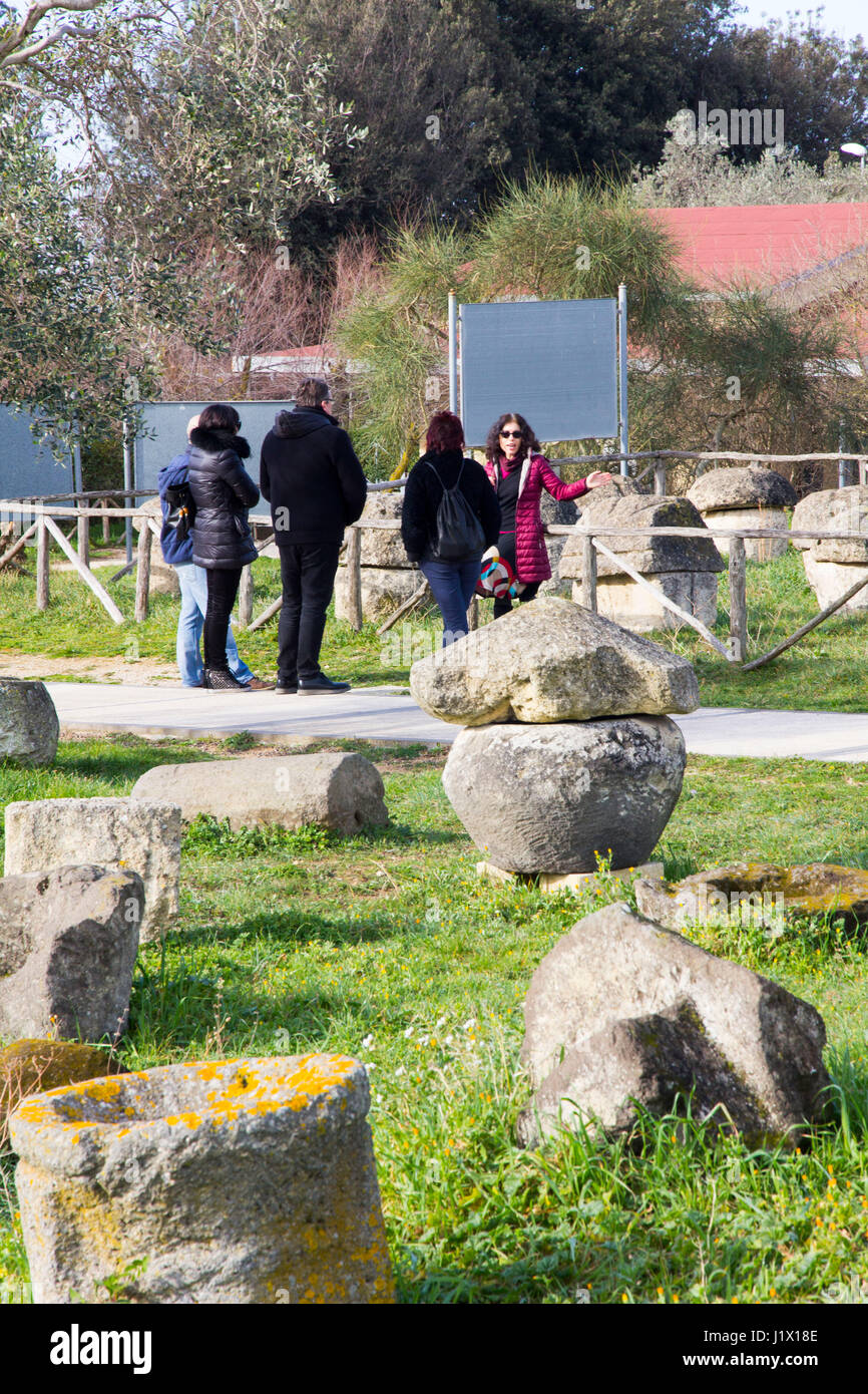 Rotondo semplice tombe scavate dal rock per la cremazione sepolture durante il periodo Villanoviano, intorno al IX secolo A.C. può essere visto a Monterozzi necropoli Foto Stock