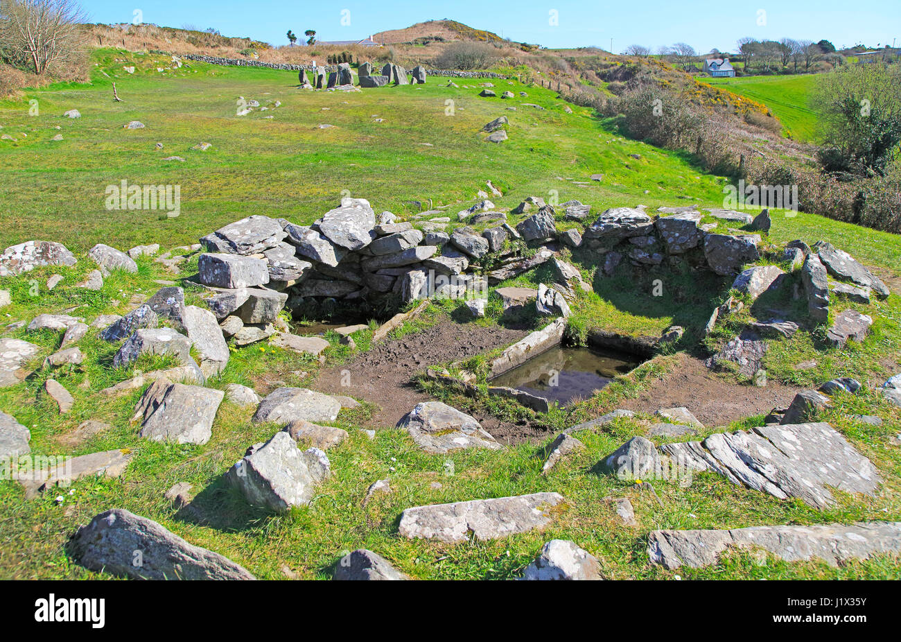 Fulacht fiadh trogolo di acqua e camino edificio a Drombeg stone circle, County Cork, Irlanda, Repubblica Irlandese Foto Stock