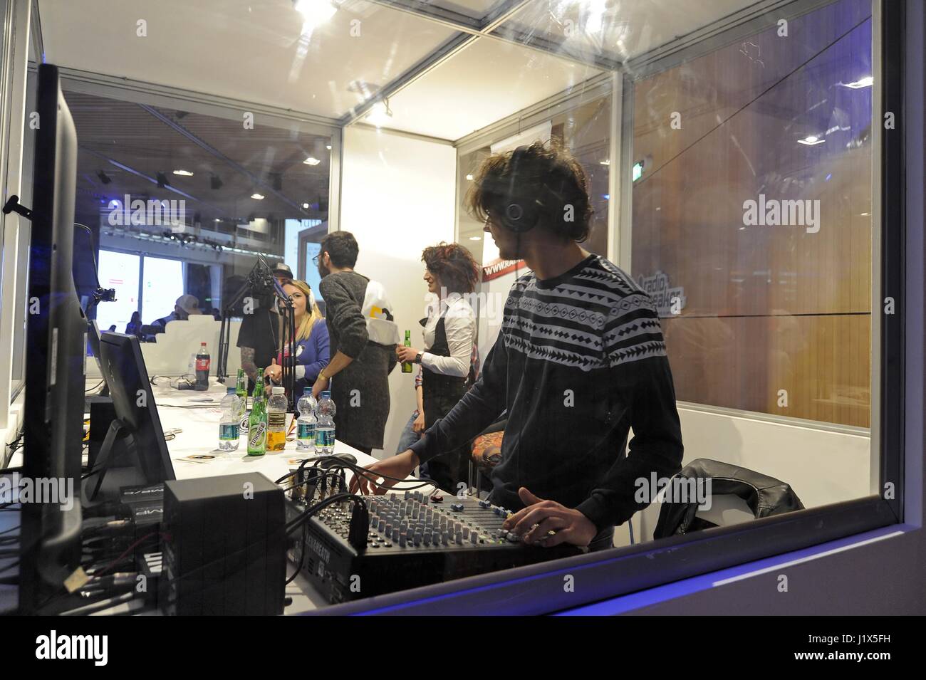Radio City Milano, sale riunioni nazionali e le radio locali in tutta Italia, internazionali e università emittenti, in aggiunta ai molti web radio che trasmettono in rete Foto Stock