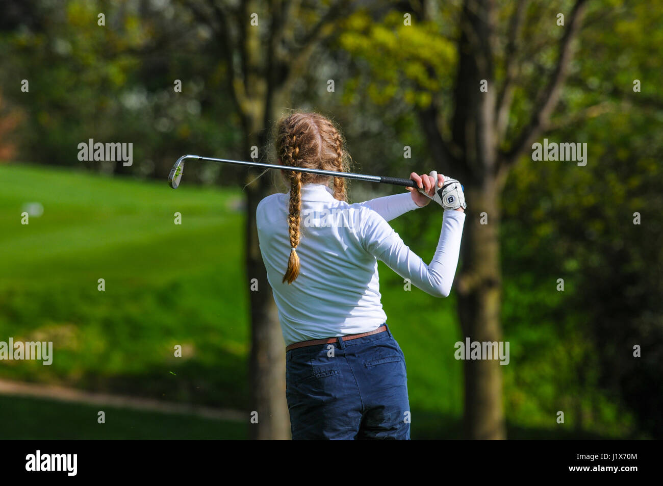 Ragazza adolescente donne golfista giocando a golf in primavera le  condizioni atmosferiche Foto stock - Alamy
