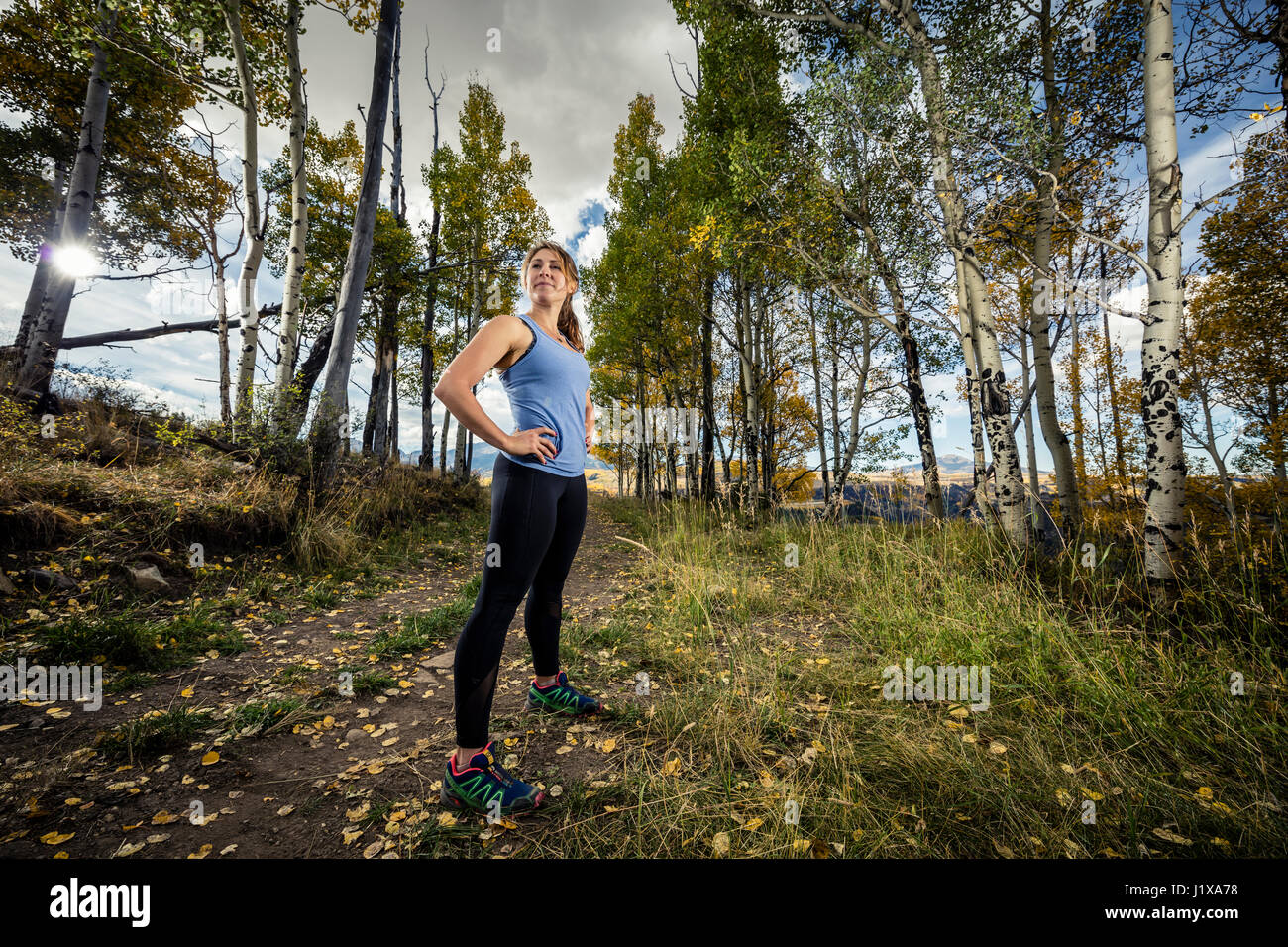 Alysha Patterson in piedi su un debole su strada sterrata all'aperto in esercizio i vestiti. Foto Stock