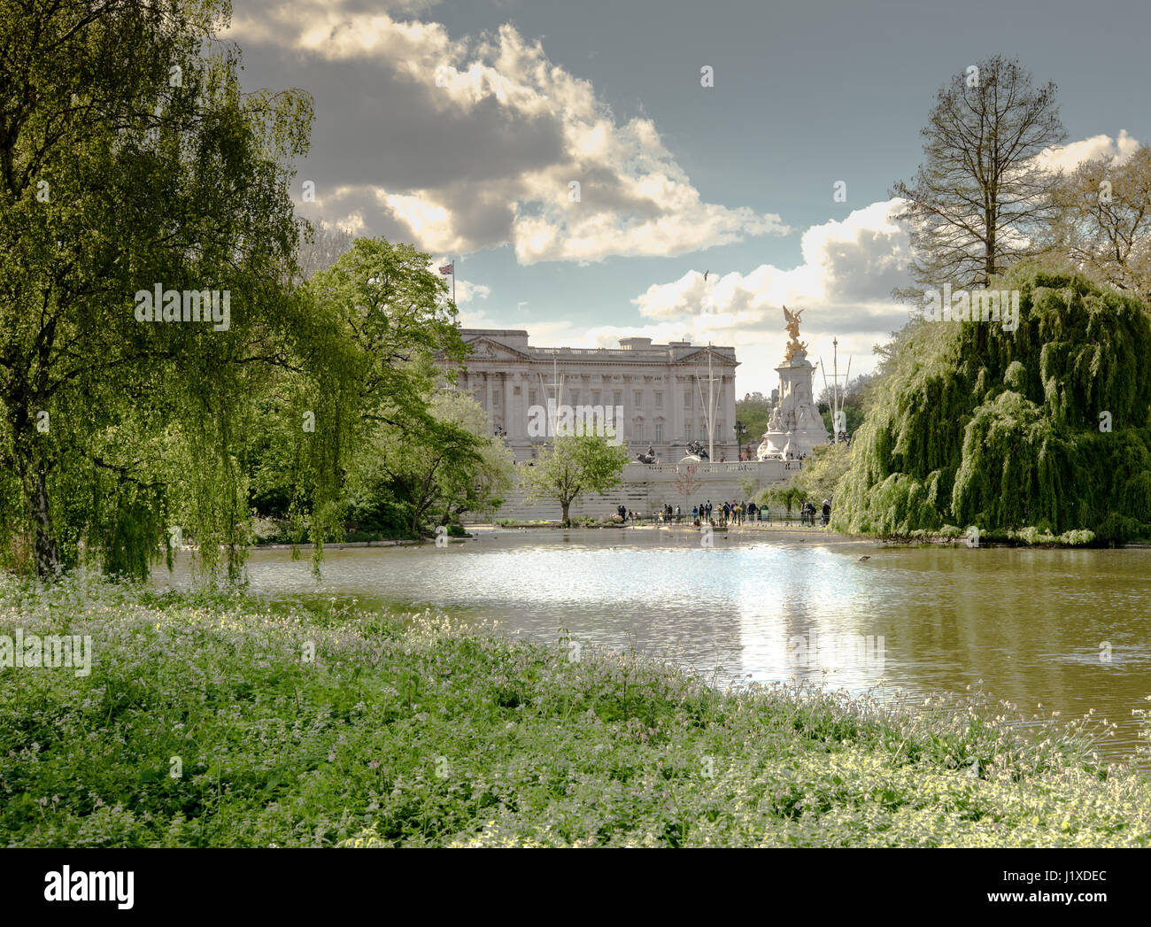 Buckingham Palace da St James Park, London, England, Regno Unito Foto Stock