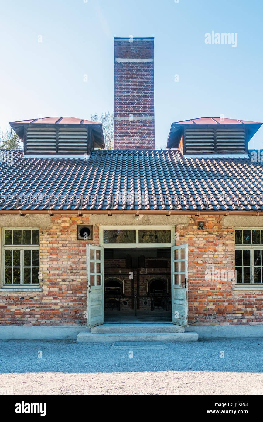 Dachau, Baviera, Germania.- 28 marzo 2016. Edificio del crematoriums e la camera a gas del campo di concentramento di Dachau. Foto Stock