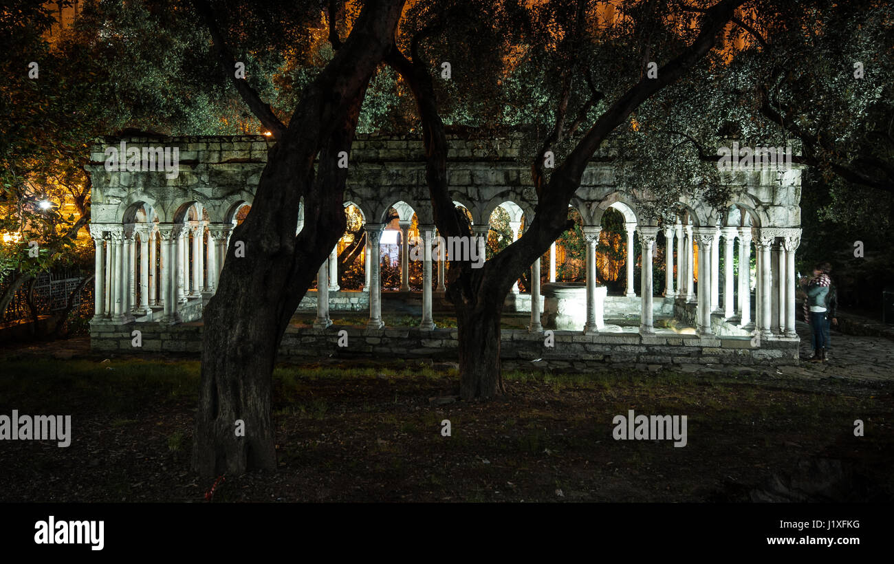 Le colonne degli scomparsi Chiostro della Chiesa di San Andrea, Genova Foto Stock