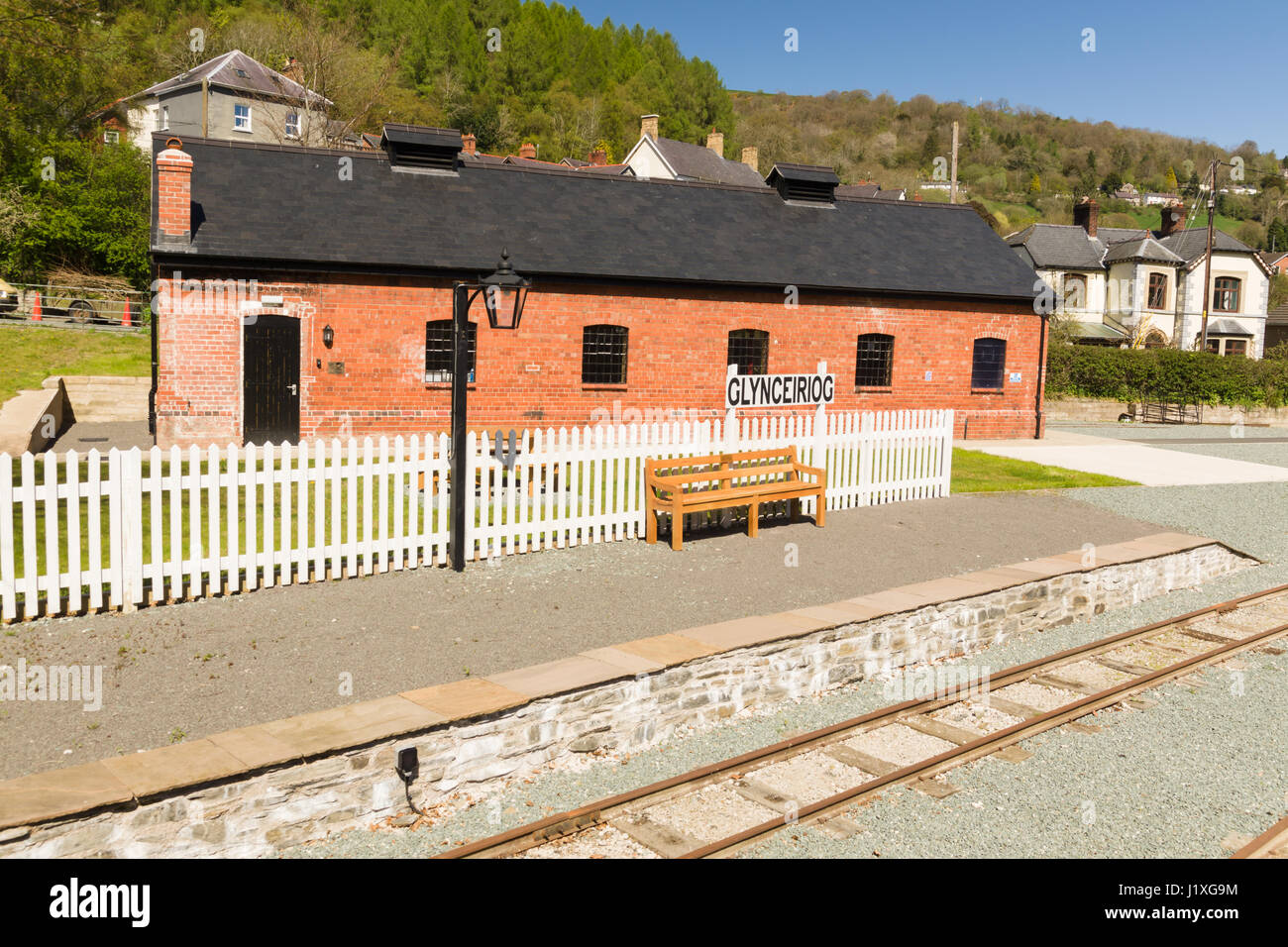 Il vecchio Glyn Valley tram capannone motore e ricostruito piattaforma ferroviaria in Glyn Ceiriog la tramvia una volta servita la cave di pietra nel Ceiriog Foto Stock