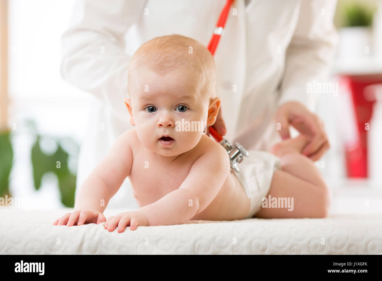 Pediatra prendersi cura del bambino. Little Boy è in corso di esame dal medico con stetoscopio in ospedale. La cura della salute e la medicina del concetto. Foto Stock