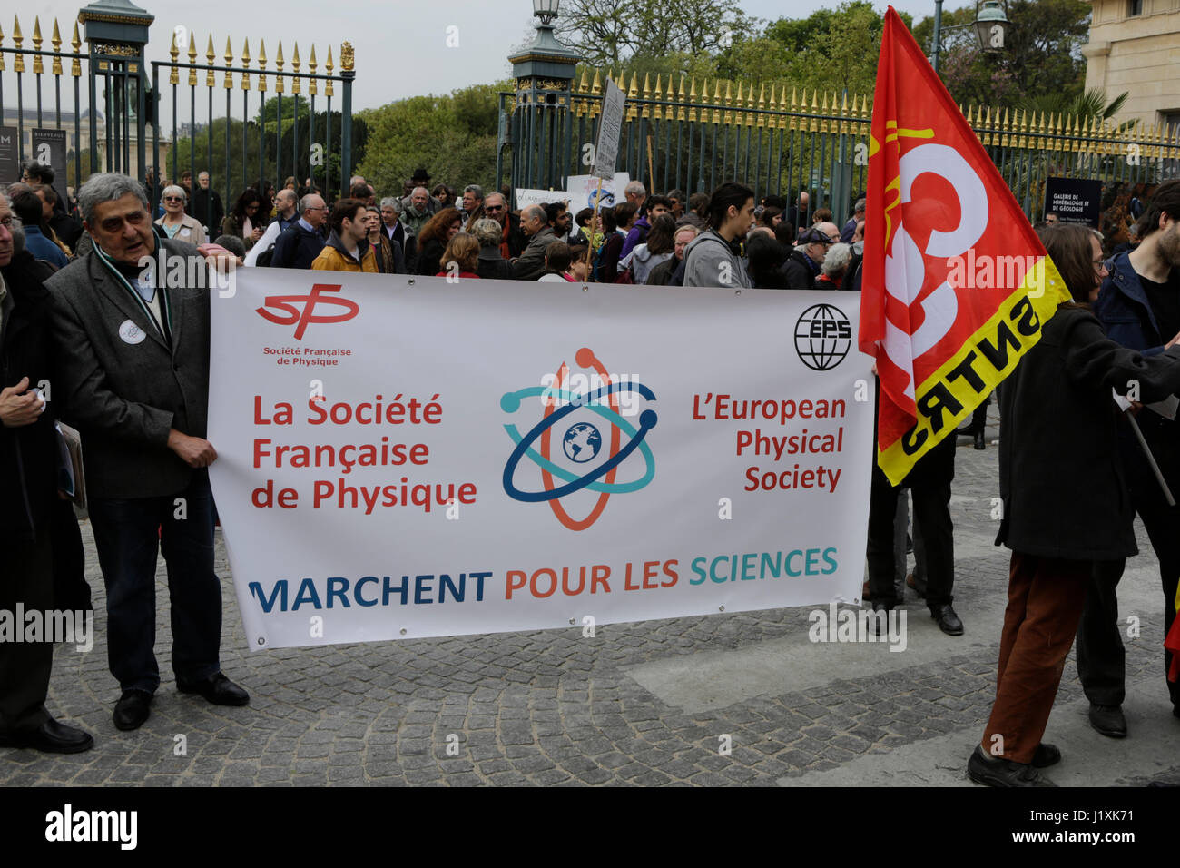 Parigi, Francia. 22 apr, 2017. Due attivisti portano il banner dalla Societe Francaise de Physique e la Società Europea di Fisica per il mese di marzo per la scienza. A poche centinaia di persone hanno partecipato nel 2017 per la Giornata della Terra a Parigi sotto lo slogan "arch per la scienza". Essa era parte di un giorno in tutto il mondo, che si sono svolte in molte città in tutto il mondo. Credito: Michael Debets/Pacific Press/Alamy Live News Foto Stock