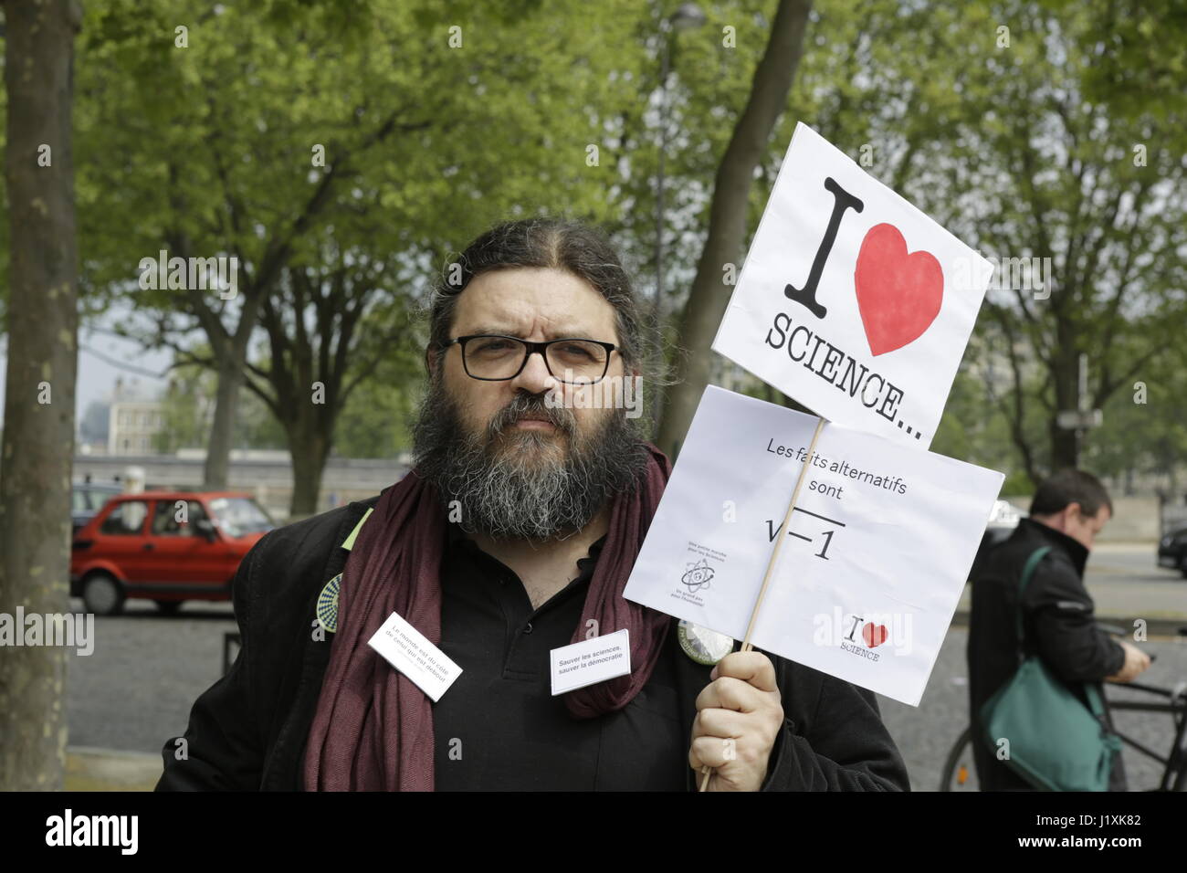 Parigi, Francia. 22 apr, 2017. Un attivista carie un cartello che recita "Io amo la scienza - alternativa fatti sono la radice quadrata di -1', facendo riferimento alla radice quadrata di -1 non esiste. A poche centinaia di persone hanno partecipato nel 2017 per la Giornata della Terra a Parigi sotto lo slogan "arch per la scienza". Essa era parte di un giorno in tutto il mondo, che si sono svolte in molte città in tutto il mondo. Credito: Michael Debets/Pacific Press/Alamy Live News Foto Stock