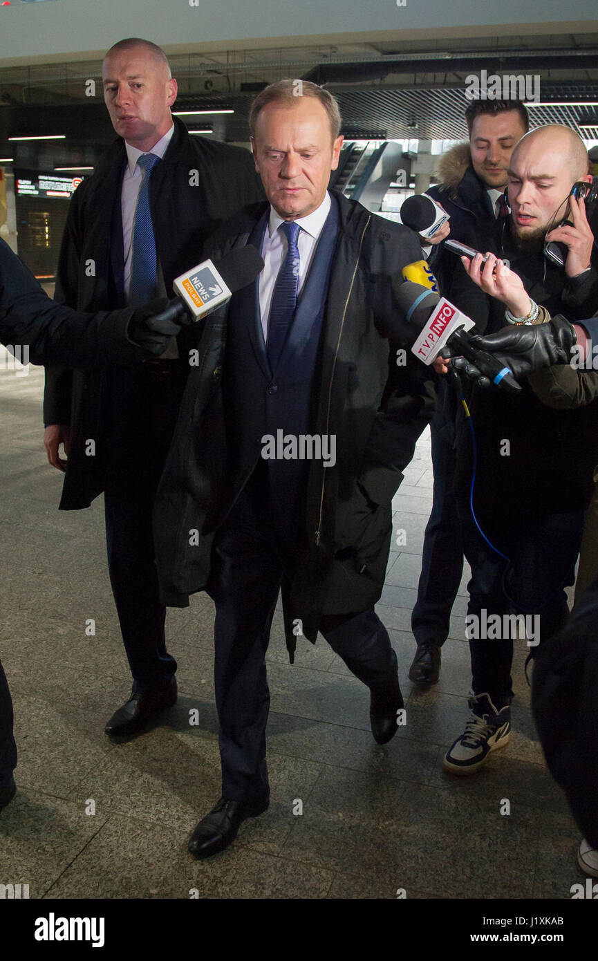 Donald Tusk, il Presidente del Consiglio europeo ed ex primo ministro della Polonia, passeggiate a Sopot stazione ferroviaria, Polonia. 19.04.2017. Egli andrà t Foto Stock