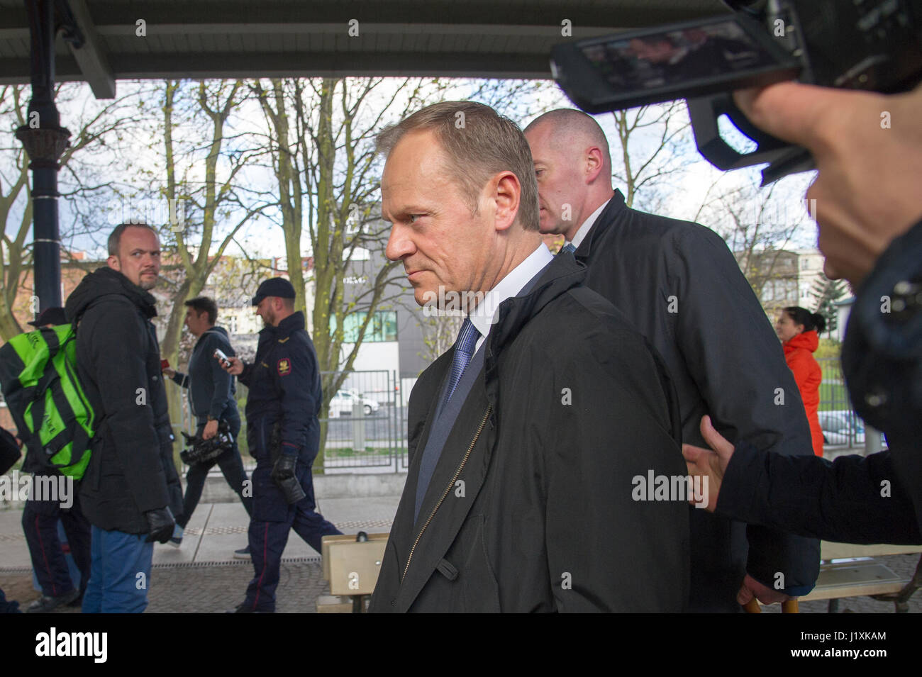 Donald Tusk, il Presidente del Consiglio europeo ed ex primo ministro della Polonia, passeggiate a Sopot stazione ferroviaria, Polonia. 19.04.2017. Egli andrà t Foto Stock