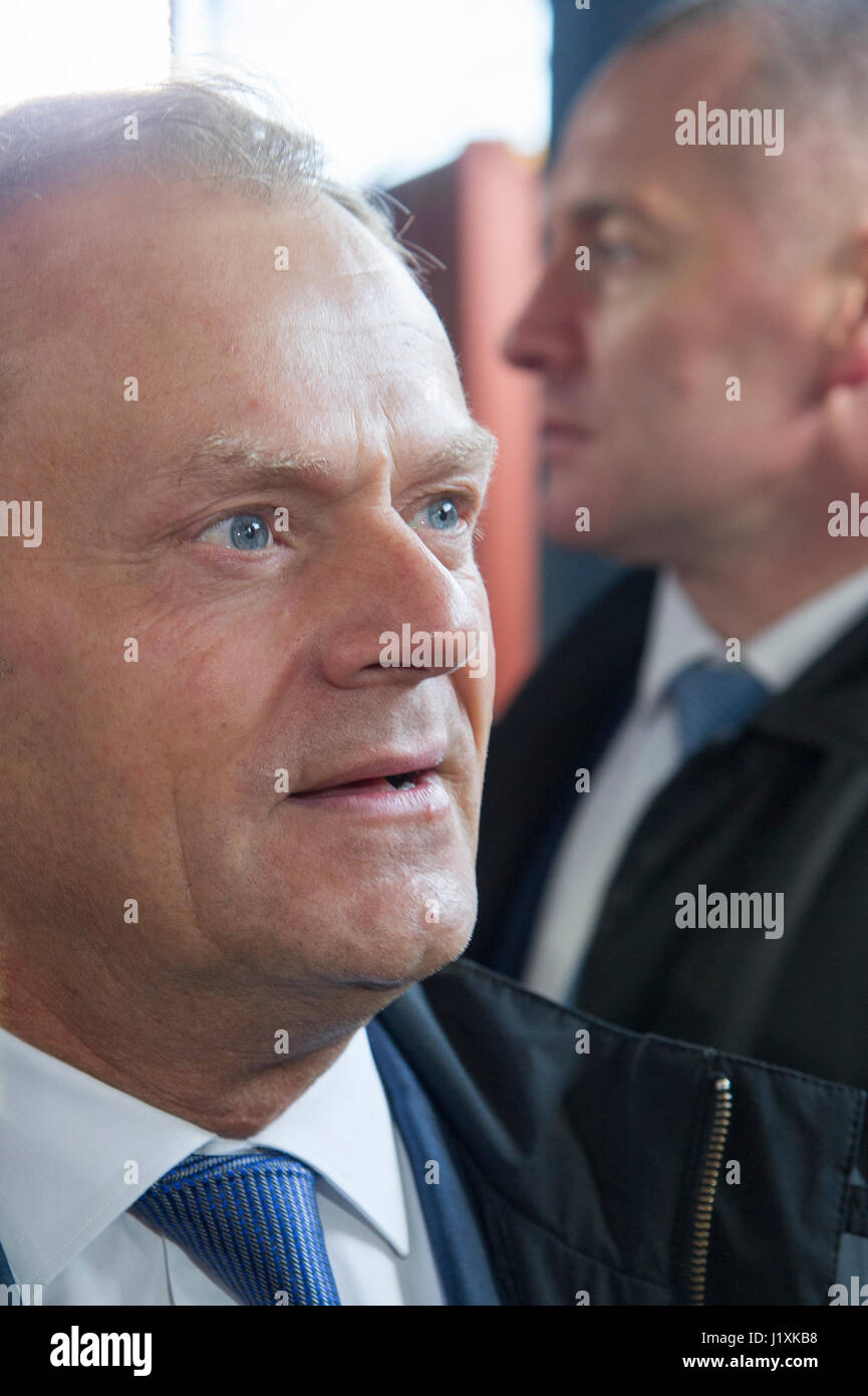 Donald Tusk, il Presidente del Consiglio europeo ed ex primo ministro della Polonia, è in attesa di un treno su Sopot stazione ferroviaria, Polonia. 19.04.2 Foto Stock