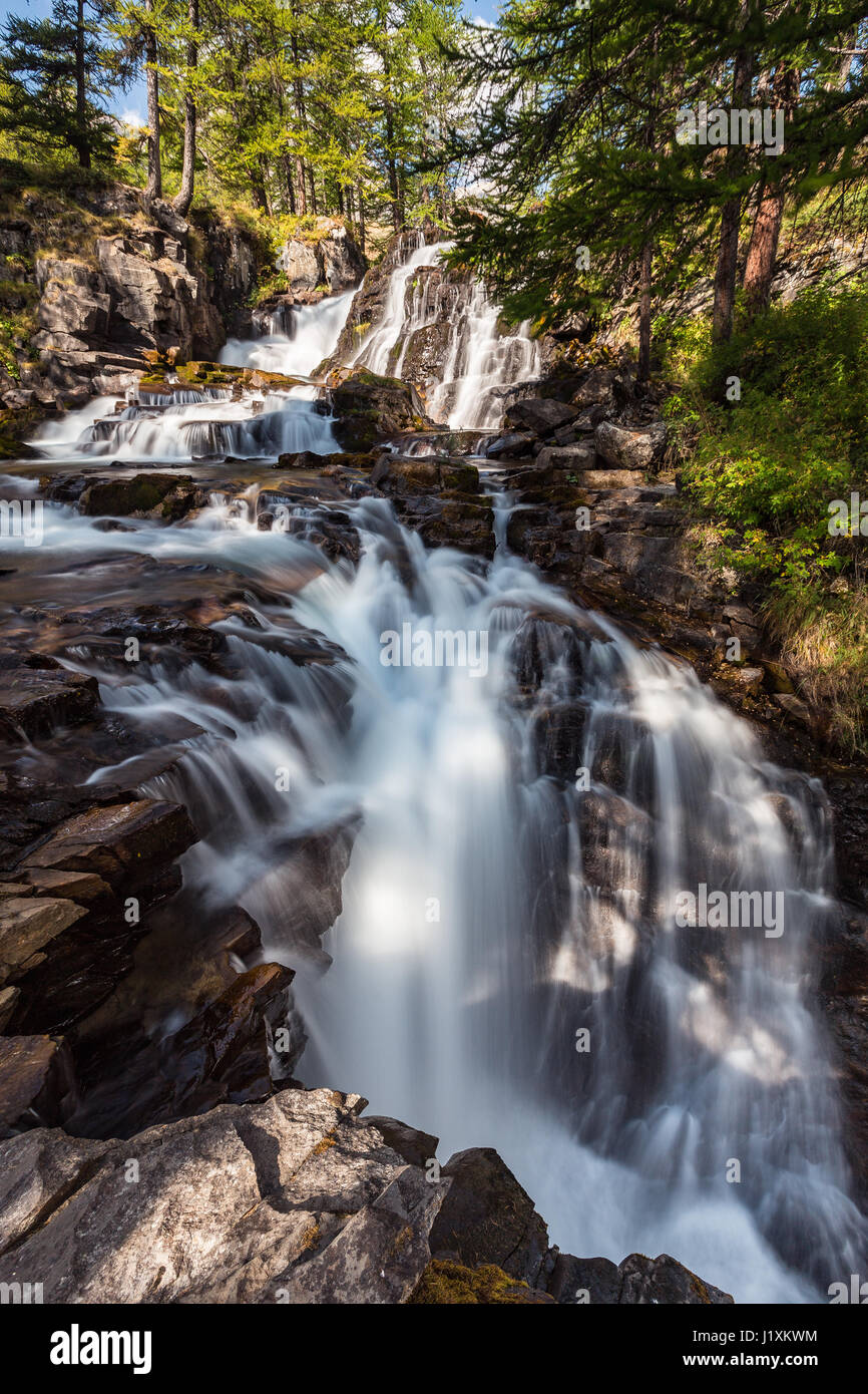 Vallee De La Claree Cascade De Fontcouverte Hautes Alpes Francia Europa Foto Stock Alamy