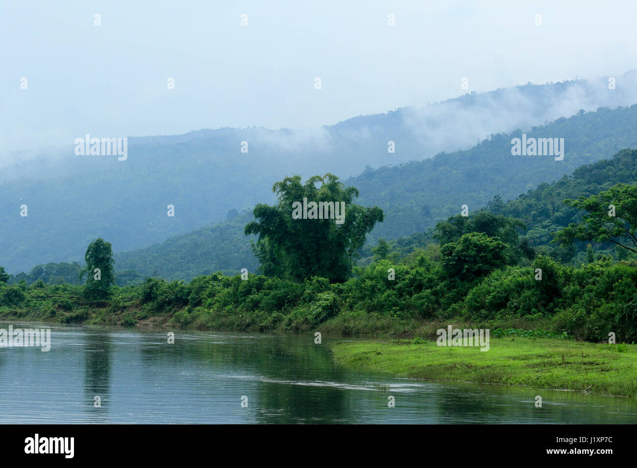 Una vista collina intorno al fiume Piain Gowainghat a. Sylhet, Bangladesh. Foto Stock
