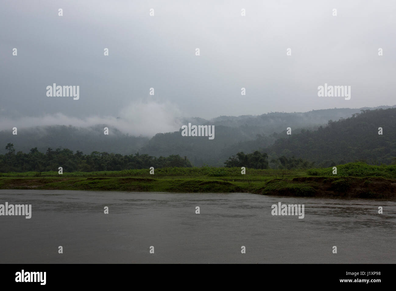 Una vista collina intorno al fiume Piain Gowainghat a. Sylhet, Bangladesh. Foto Stock