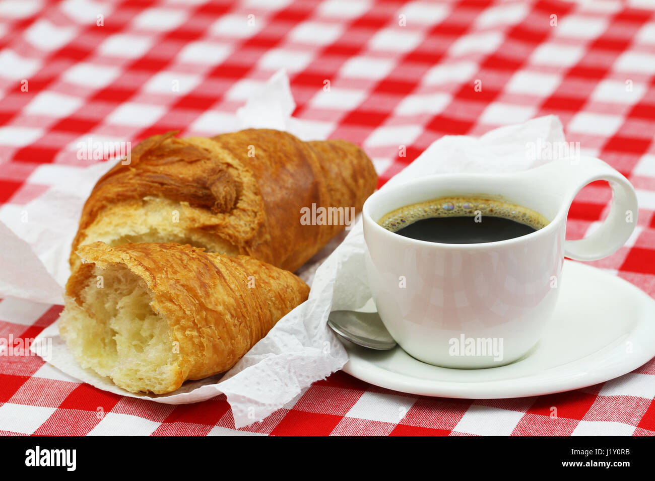 Croissant francesi con tazza di caffè nero croissant francesi con tazza di caffè nero Foto Stock
