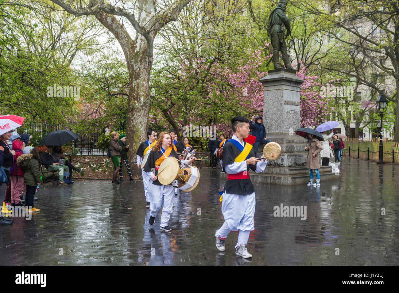 New York, NY 22 Aprile 2017 - Coreano NYU studenti tamburo processione in Washington Square Park sulla Giornata della Terra. © Stacy Rosenstock Walsh Foto Stock
