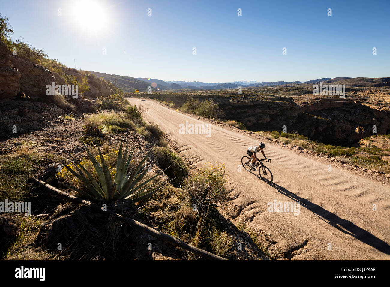 Biker a cavallo su 'Apache Trail" strada sterrata, Superstition Mountains, Arizona. Foto Stock