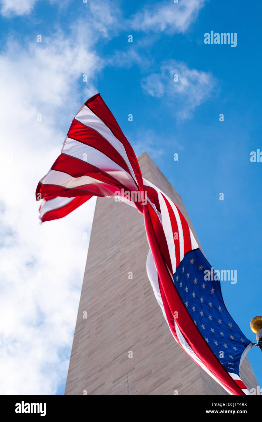 Bandiera americana battenti di fronte al monumento di Washington, Washington DC, Stati Uniti d'America Foto Stock