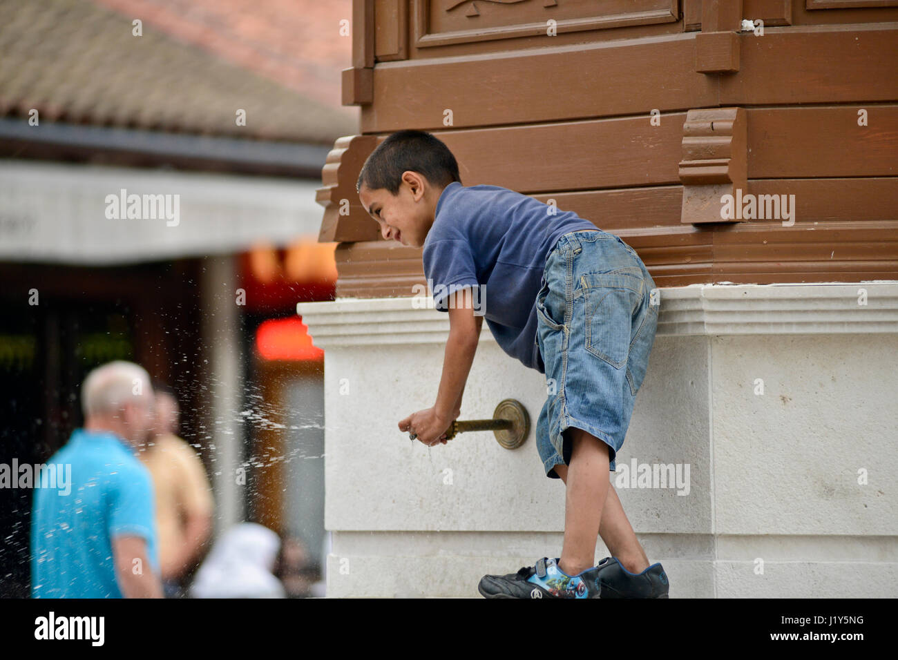 Ragazzo che gioca nella fontana di Sebilj. Bascarsija, Sarajevo Foto Stock