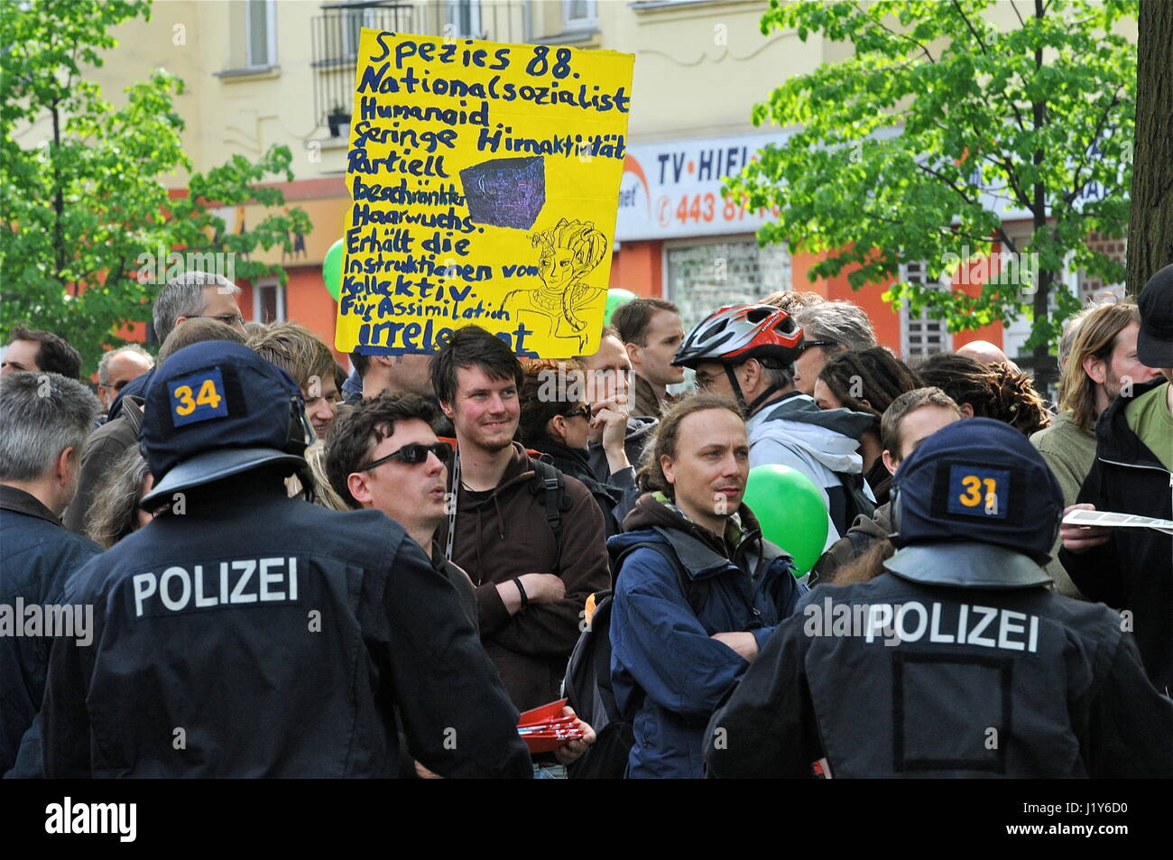 Migliaia di ala sinistra protesta militanti giorno di maggio neo-nazi marzo, in Berlin-Prenzlauerberg Foto Stock