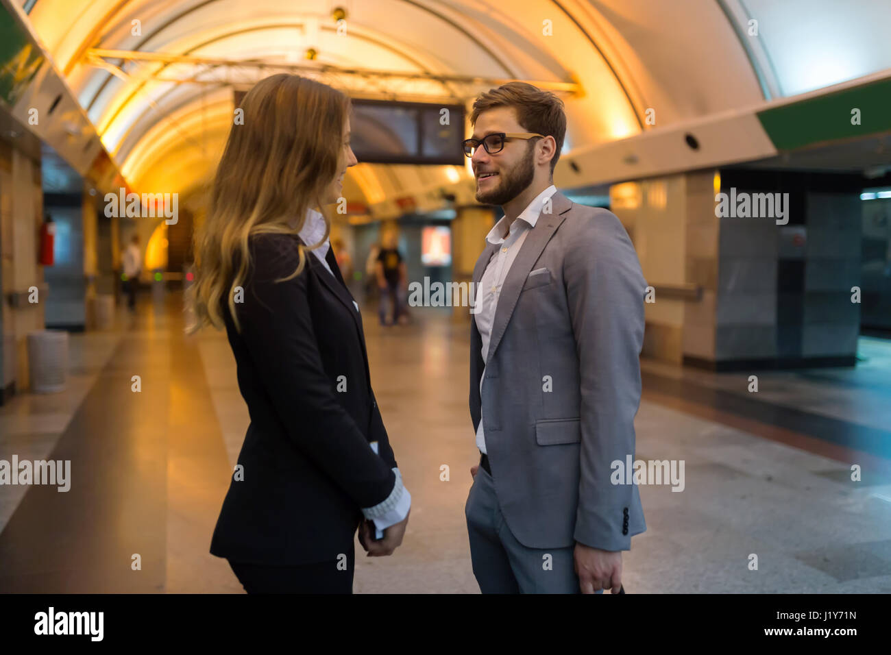 Paio parlano in attesa per la metropolitana Foto Stock