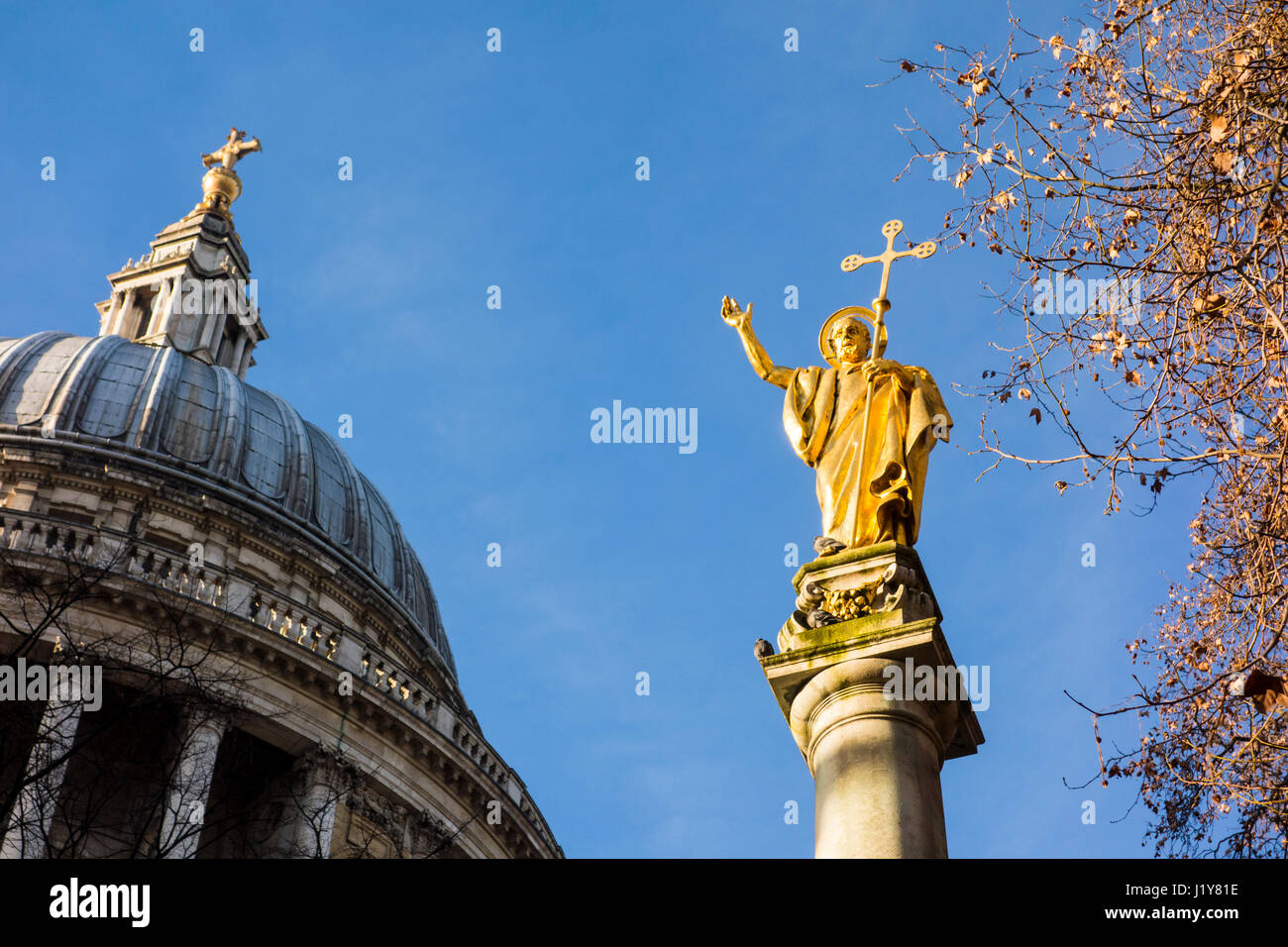 Statua di San Paolo in san Paolo sagrato, London, Regno Unito Foto Stock