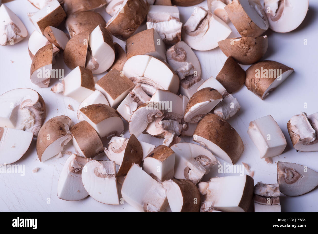 Freschi champignon tagliati su sfondo bianco Foto Stock