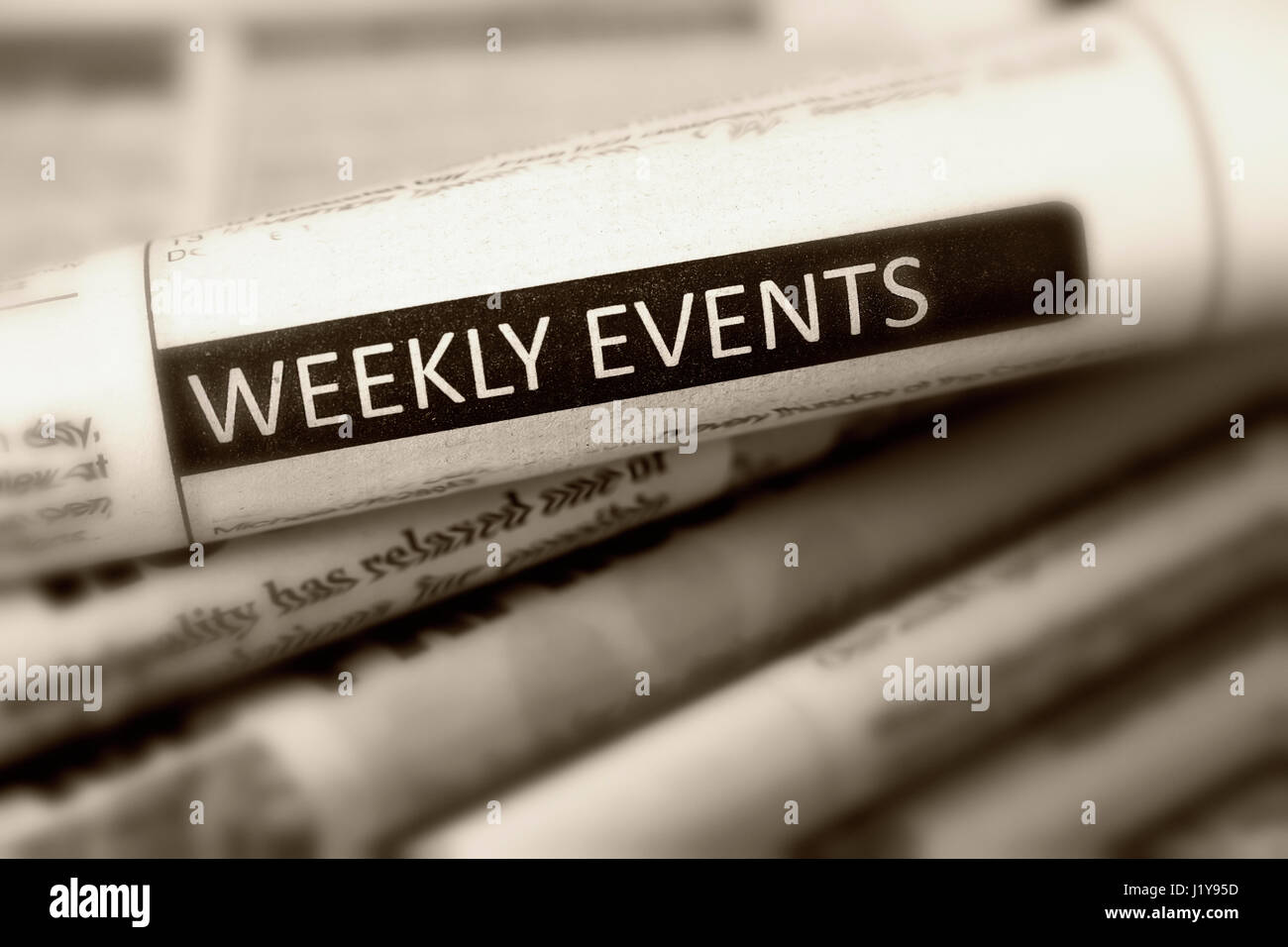 Headline eventi settimanali di uno del giornale la pila di quotidiani. In bianco e nero. Foto Stock