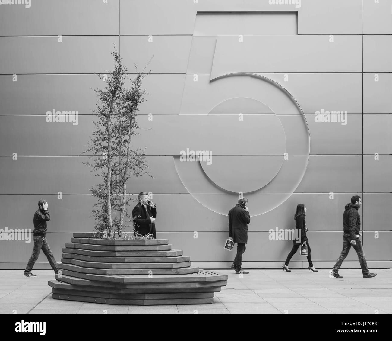 Cinque lavoratori della città a piedi passato investment bank di UBS nella sede centrale di Londra a cinque Boardgate, città di Londra, Regno Unito. Foto Stock