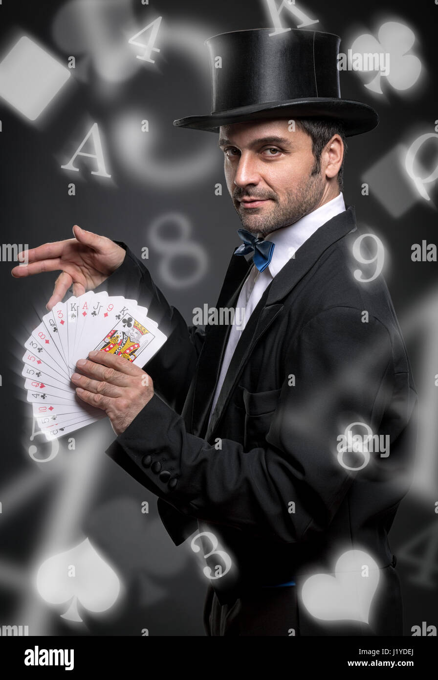 Il mago di eseguire trick con carte da gioco, spettacolo di magia Foto Stock