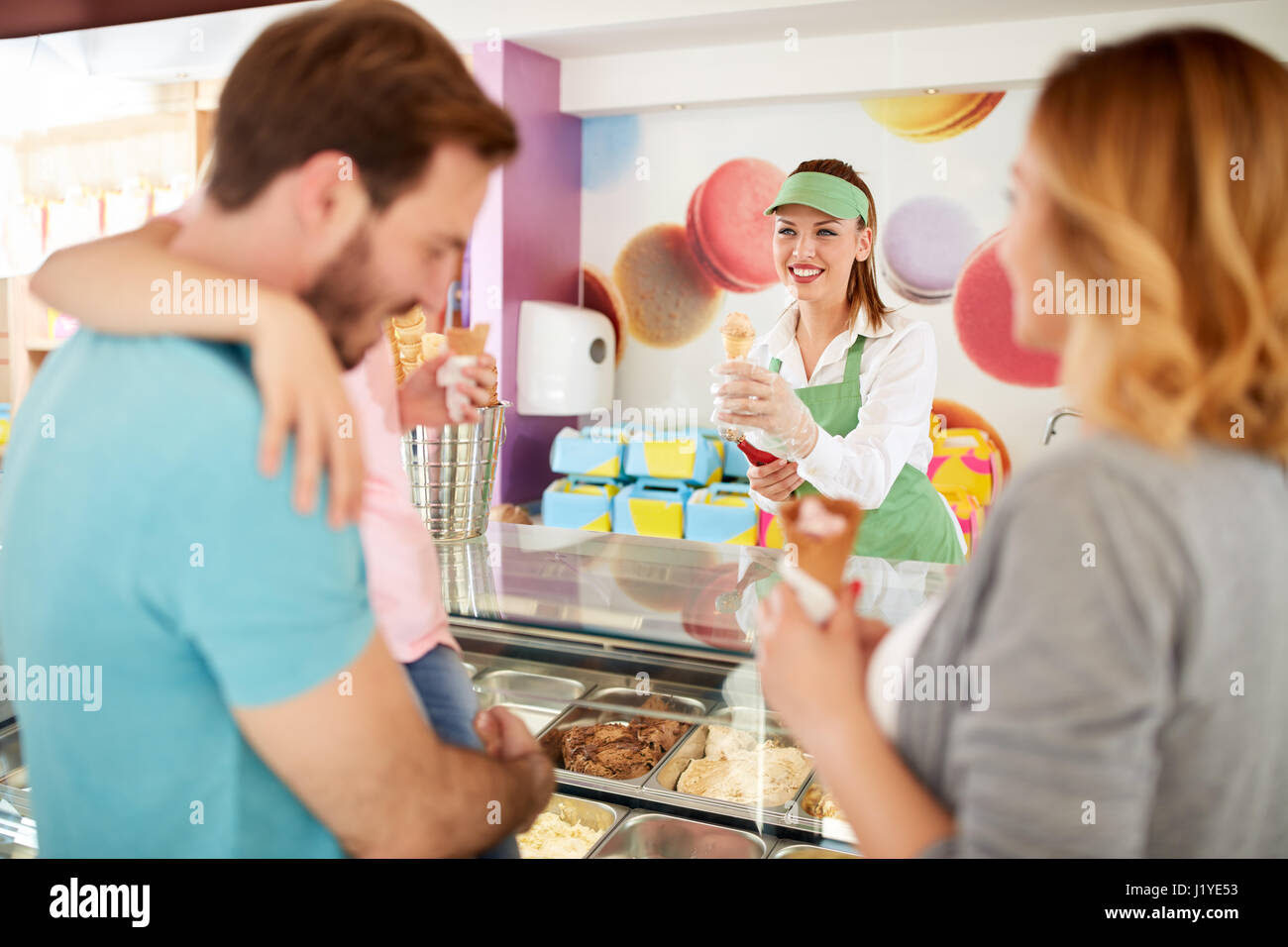Famiglia in pasticceria acquisto di gelato diversi sapori Foto Stock
