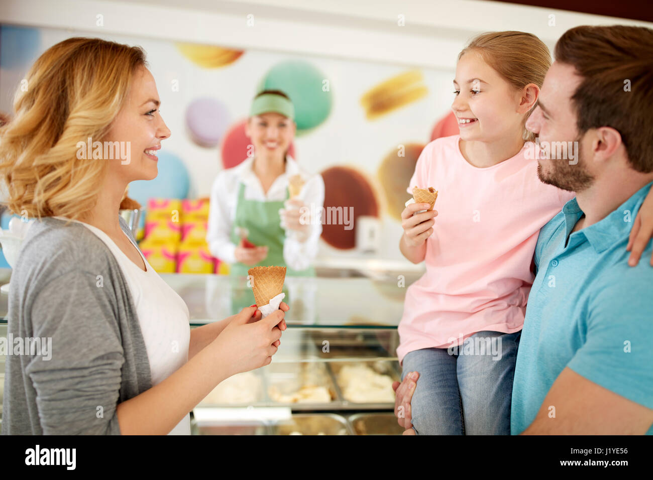 La famiglia felice a mangiare il gelato in forno Foto Stock