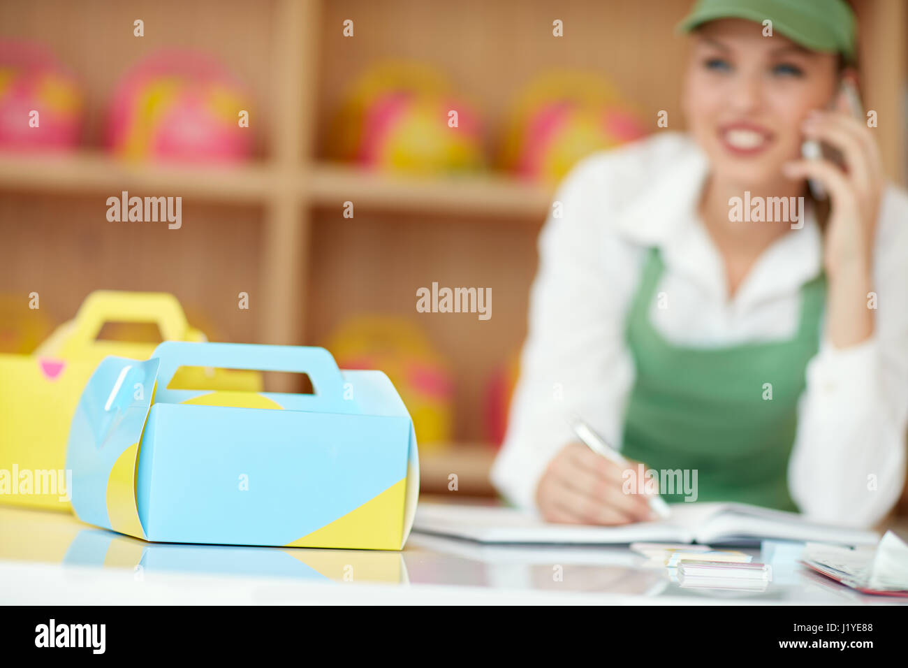 Colorato di imballaggio di cartone per dolci per asporto in pasticceria Foto Stock
