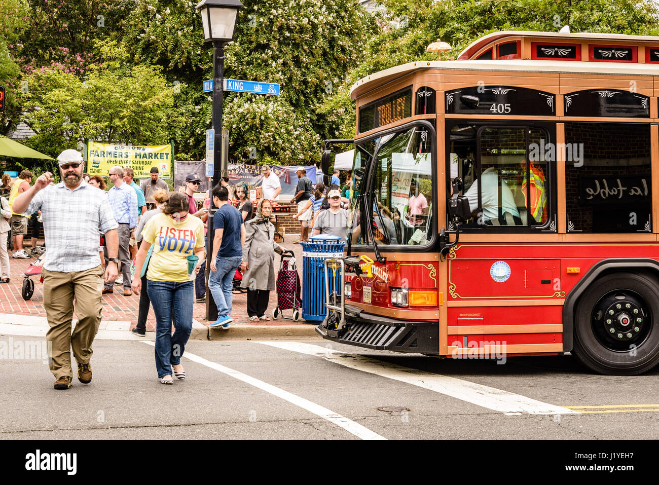 King Street Trolley passando piazza del Mercato Mercato degli Agricoltori, Old Town Alexandria, Virginia Foto Stock