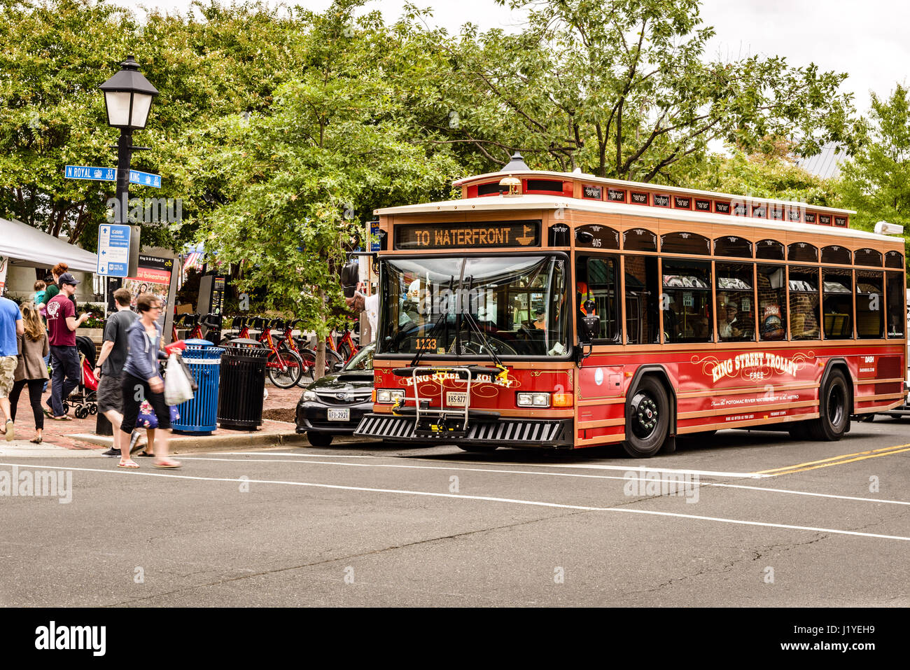 King Street Trolley passando piazza del Mercato Mercato degli Agricoltori, Old Town Alexandria, Virginia Foto Stock