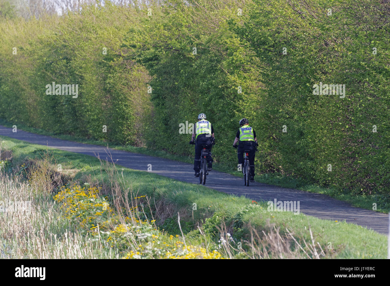 Via Clyde Canale polizia scozzese l uomo e la donna in bici sul percorso di traino Foto Stock