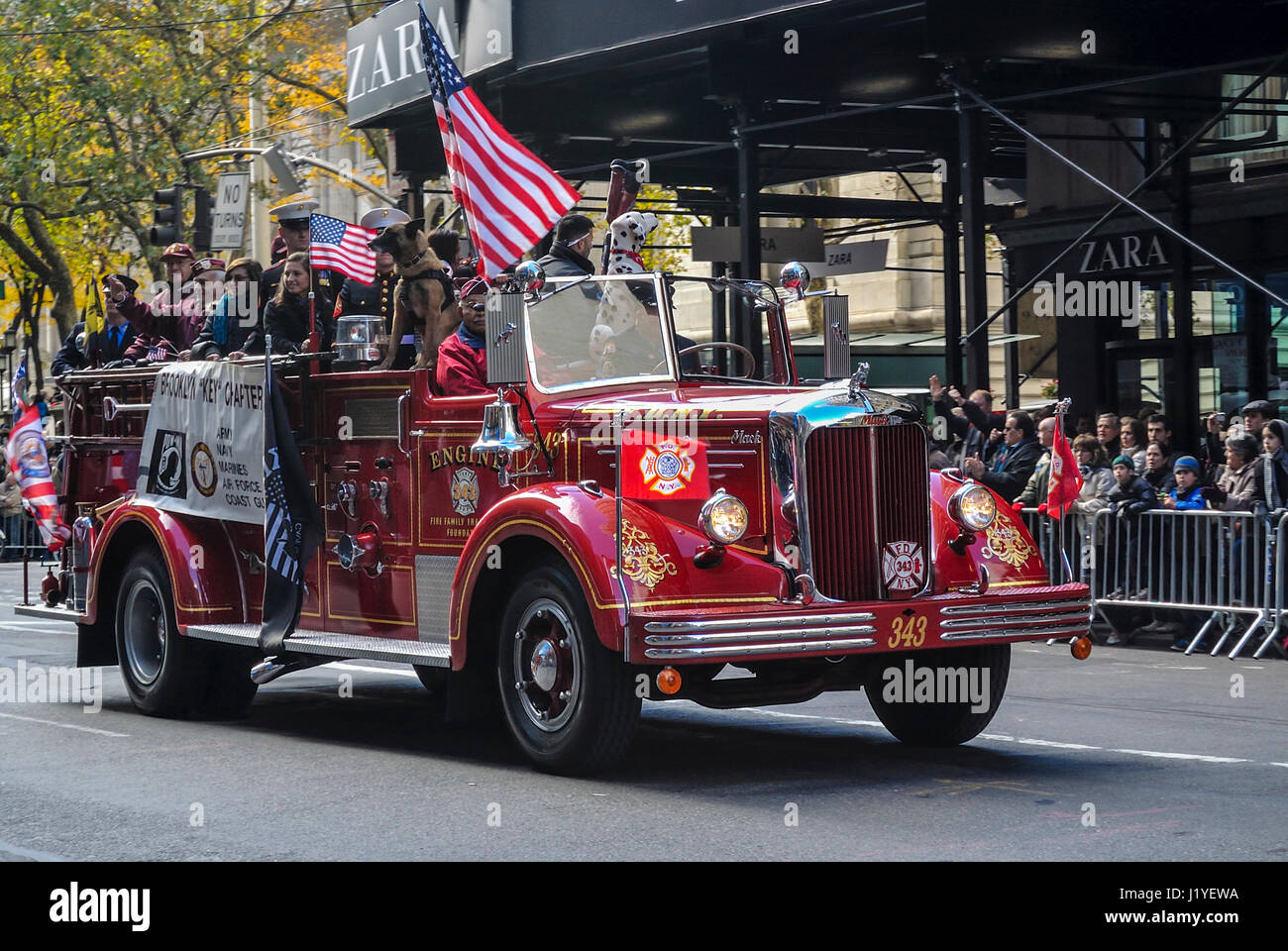 Camion dei pompieri che partecipano al NY Veteran's parata del giorno Foto Stock