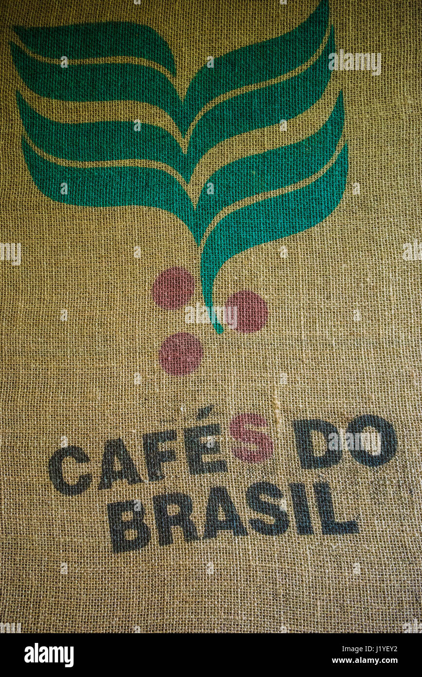 Un sacco di caffè con il marchio "Cafe' do Brasil', o caffè del Brasile, utilizzato come una decorazione murale Foto Stock