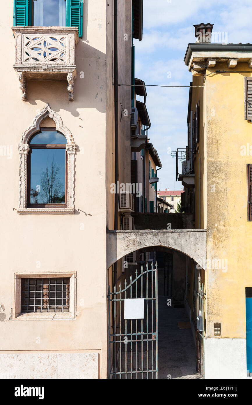 Viaggiare in Italia - stretto back street nella città di Verona in primavera Foto Stock
