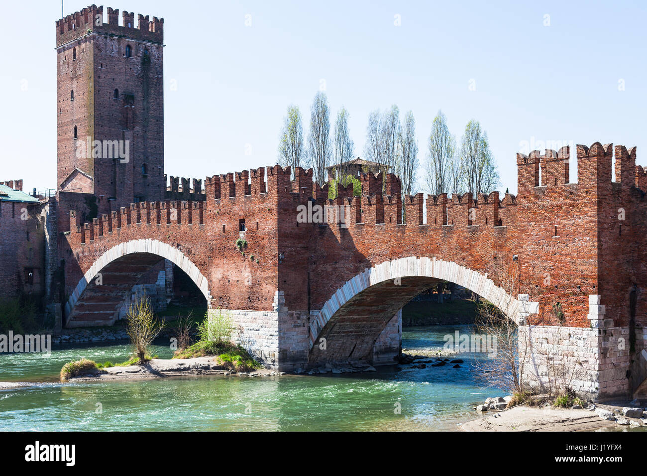 Viaggiare in Italia - Vista di Castelvecchio (Scaliger) ponte sul fiume Adige e Castel nella città di Verona in primavera Foto Stock