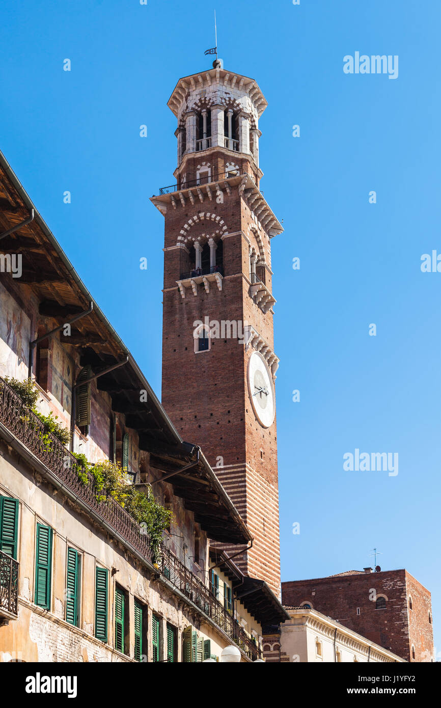 Viaggiare in Italia - Vista della Torre dei Lamberti tower nella città di Verona in primavera Foto Stock