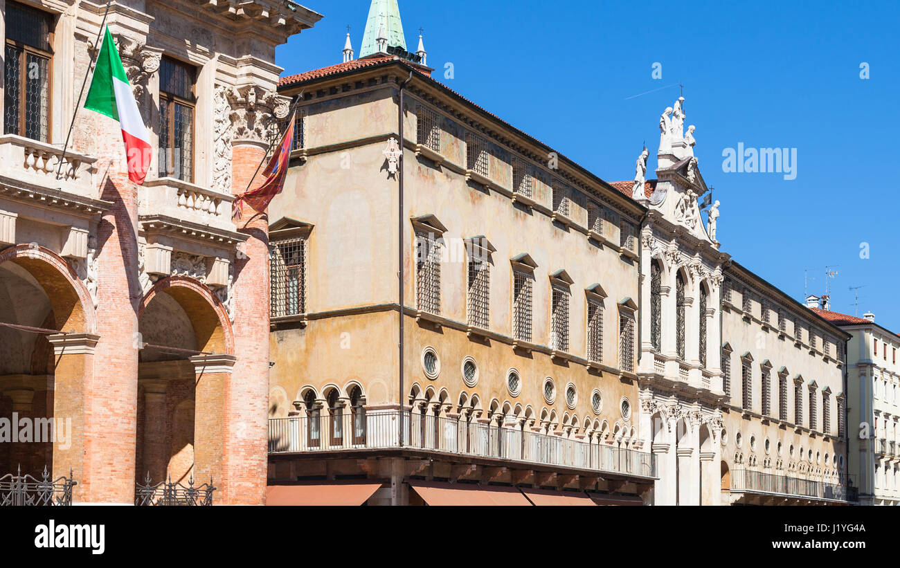 Viaggiare in Italia - facciate di palazzo Palazzo del Capitaniato ( Loggia Bernarda), il palazzo del Monte di Pietà e la chiesa di san vincenzo su Piazza dei S Foto Stock